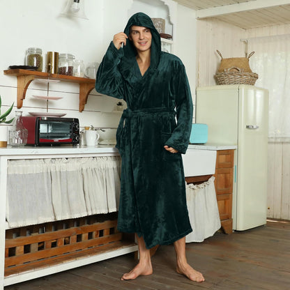 Mann in dunkelgrünem Fleece-Bademantel mit Kapuze in rustikaler Küche.