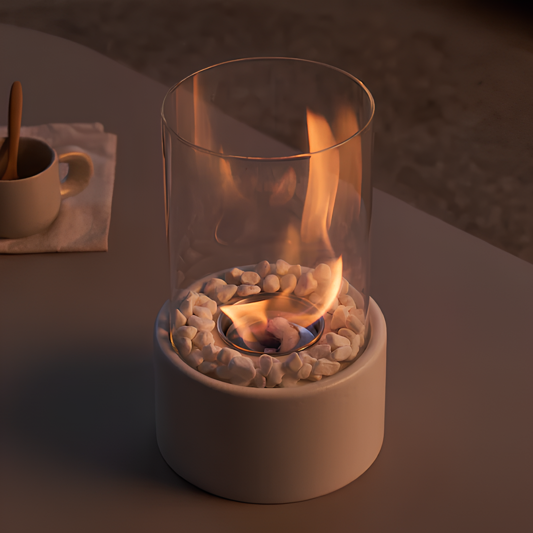 Glas-Feuerstelle mit weißen Steinen, Tischdekoration, modernes Design, gemütliche Atmosphäre.