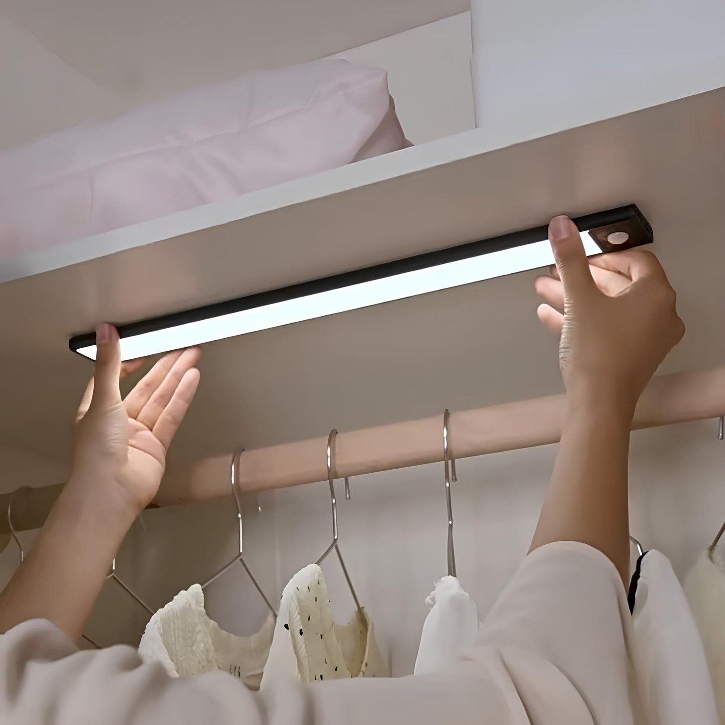 LED-Schrankleuchte, schwarz, kabellos, unter Regal montiert, energiesparend, modernes Design.