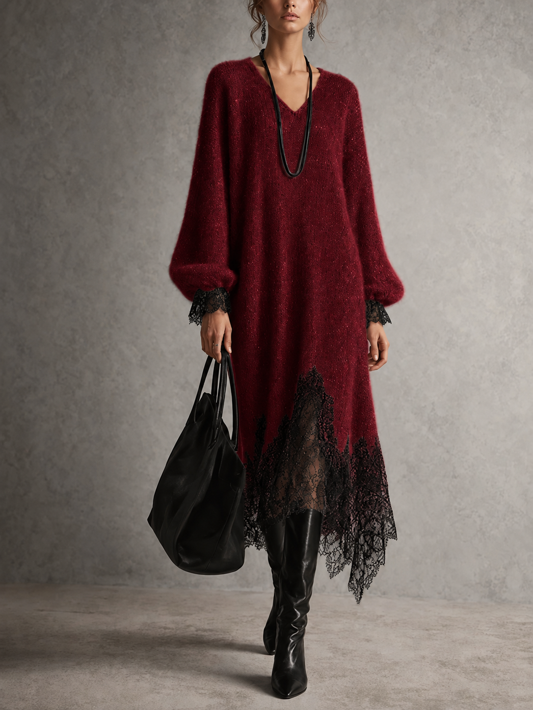 Strickkleid in Dunkelrot mit schwarzer Spitze an Saum und Ärmeln, Model in schwarzen Stiefeln, Frontansicht 9