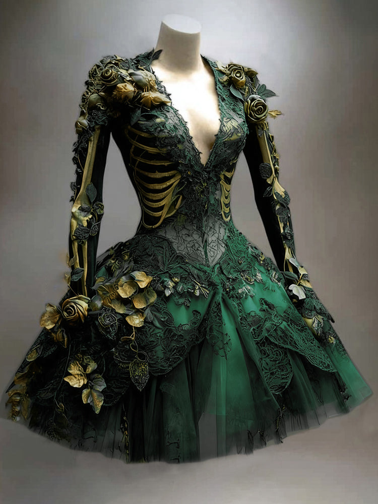 Das Kleid in Dunkelgrün auf einer Schaufensterpuppe mit Spitze, mehrlagigem Tüllrock und goldenen Rosen mit Skelettmotiv