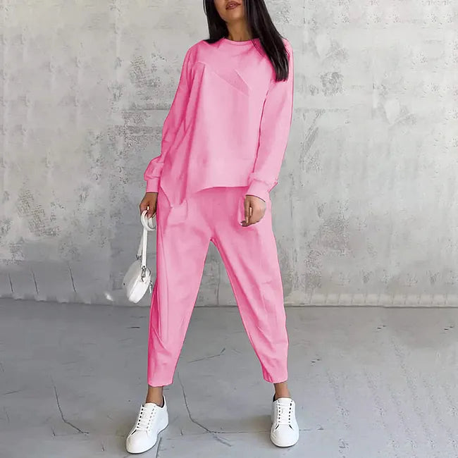 Zweiteiliges Set in Pink, getragen von einer Frau von vorne