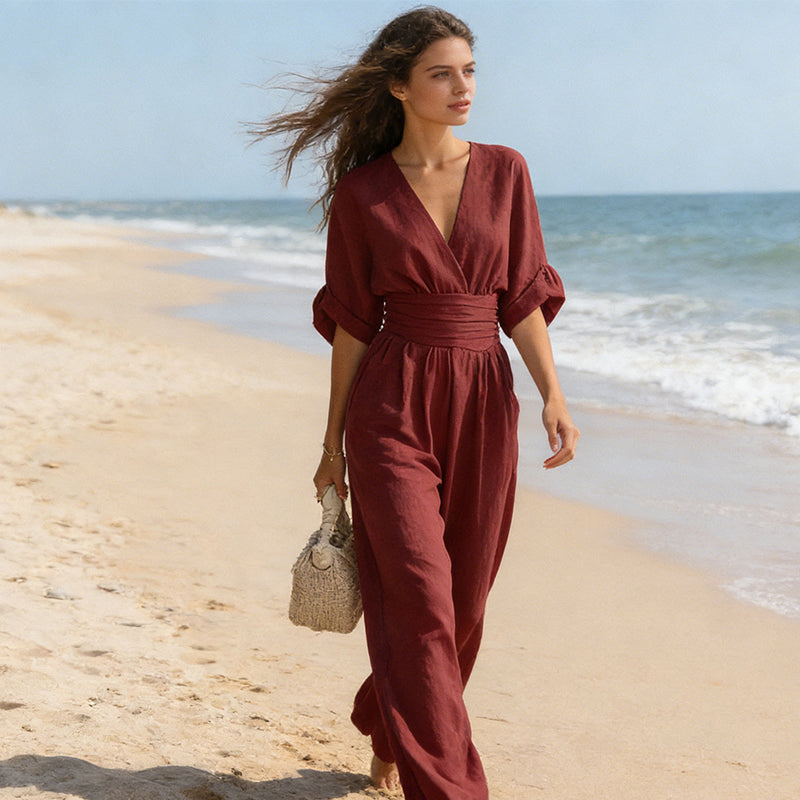 Weinroter Damen-Jumpsuit am Strand mit Strohtasche, another view