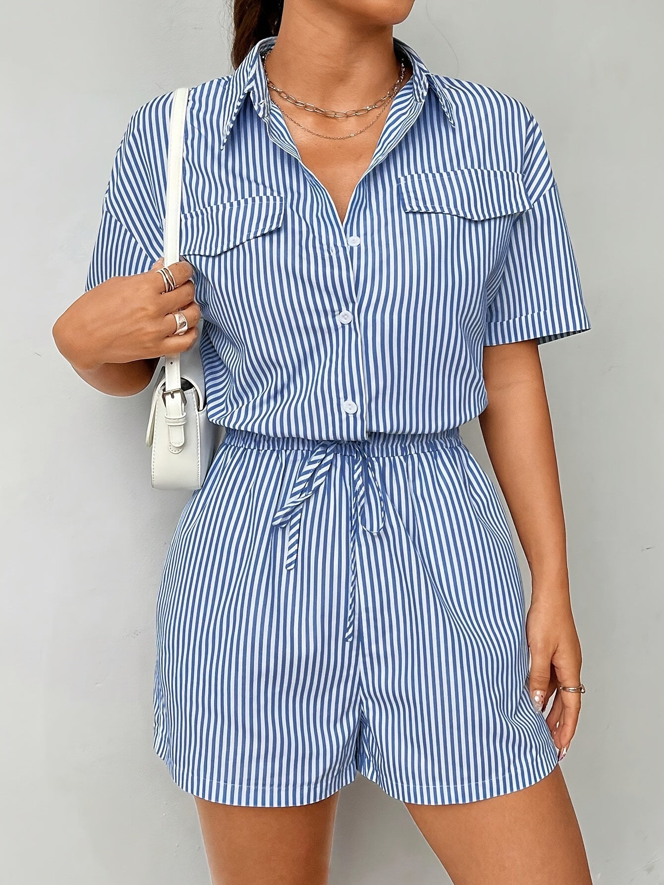 Trendiger Damen Jumpsuit mit kurzen Ärmeln für den Sommer - StreifenFrisch