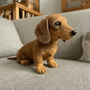 Goldener Plüschhund aus Polyester in einer anderen Ansicht auf einem Sofa.