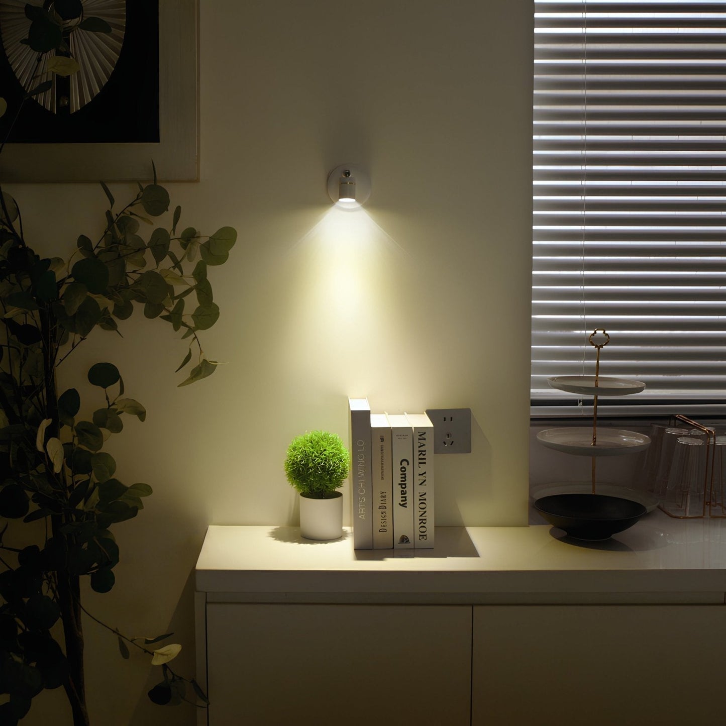 Wandstrahler LED weiß, modernes Design, energiesparend, Innenbeleuchtung, Wohnzimmer.