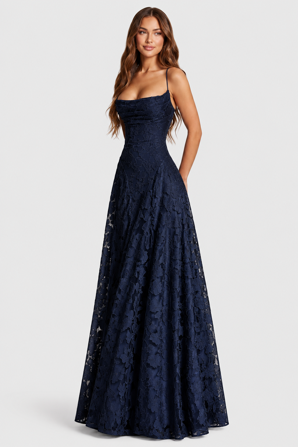 Marineblaues Spitzenkleid mit Blumenmuster, drapiertem Ausschnitt und schmalen Trägern, frontale Dreiviertelansicht.