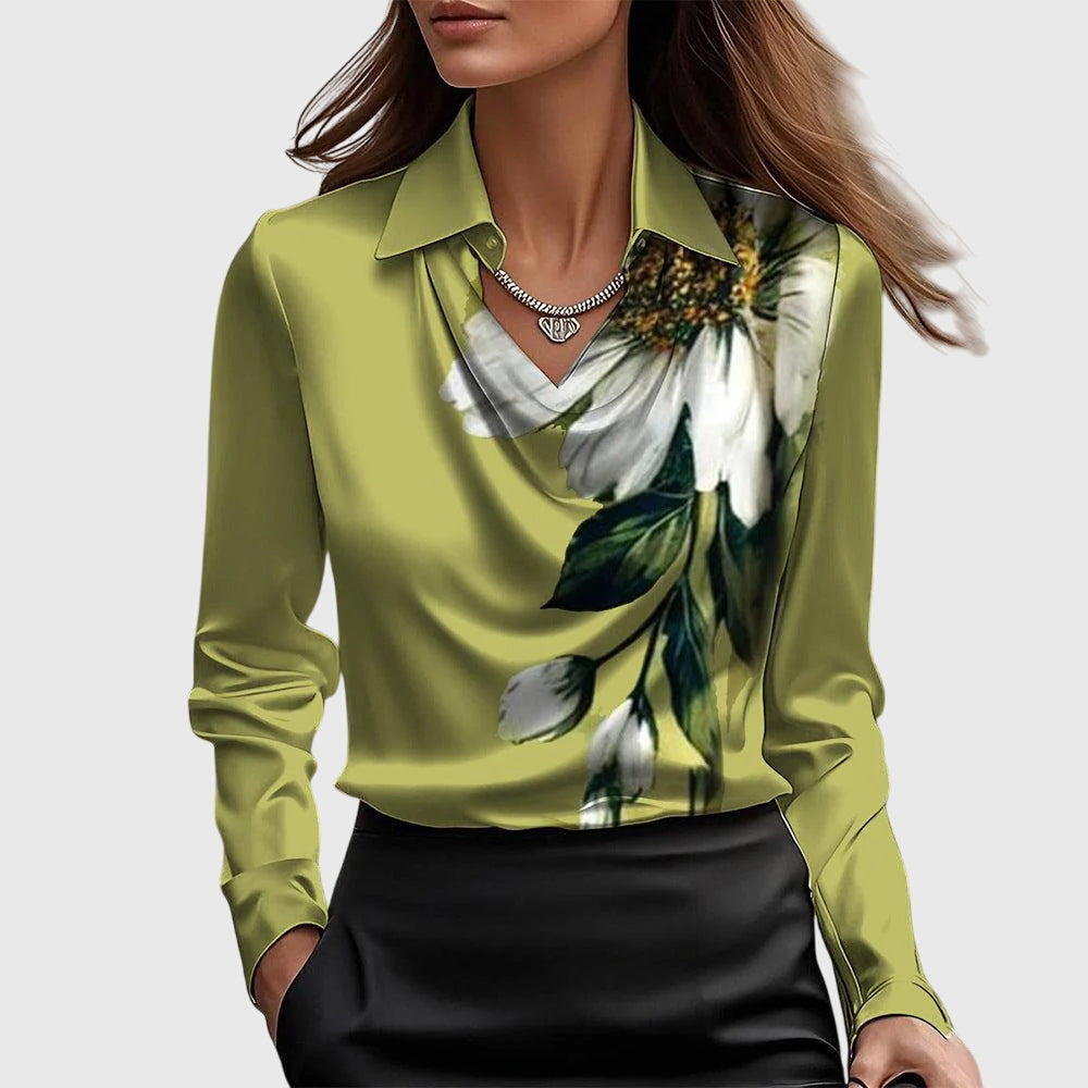 Damen grüne Satin-Bluse mit großem weißem Blumenmotiv und Blättern an der Schulter, Kragen und Wasserfallausschnitt.