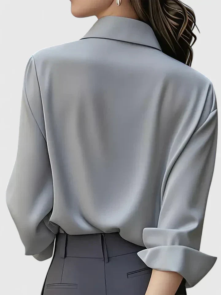 Graue Bluse aus Satin mit Kragen und umgeschlagenem Ärmelaufschlag, Rückansicht