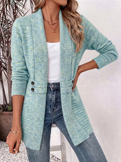 Meliert blaugrüne Strickjacke an einer Frau, offen getragen über weißem Top und Jeans 5