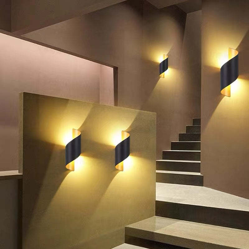 Moderne schwarze Wandleuchten, Treppenhausbeleuchtung, elegantes Design, warmes Licht.