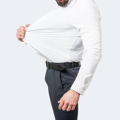 Weißes Herrenhemd mit schwarzem Gürtel und dunkler Hose, seitlich weit gedehnter Stoff am Oberkörper.