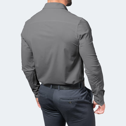 Rückansicht eines grauen Herrenhemds mit dunkelblauer Hose und schwarzem Gürtel.