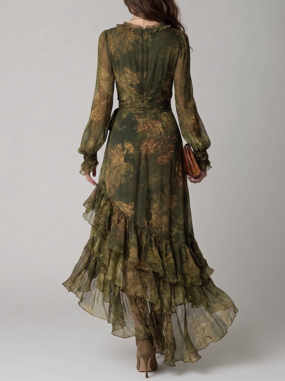 Grünes Wickel-Maxikleid mit Blumenmuster, Rückansicht mit Reißverschluss, Taillenband und Rüschenstufen