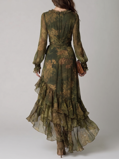 Grünes Wickel-Maxikleid mit Blumenmuster, Rückansicht mit Reißverschluss, Taillenband und Rüschenstufen