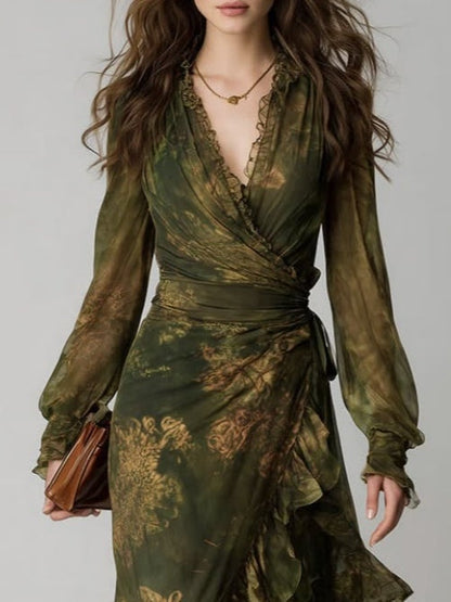 Grünes Wickel-Maxikleid mit Blumenmuster, Detail mit V-Ausschnitt, Wickeloberteil und weiten Ärmeln