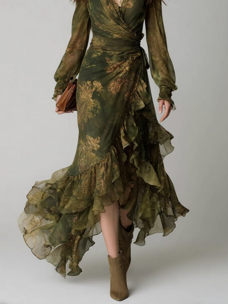 Grünes Wickel-Maxikleid mit Blumenmuster, Detail des gestuften Rüschensaums