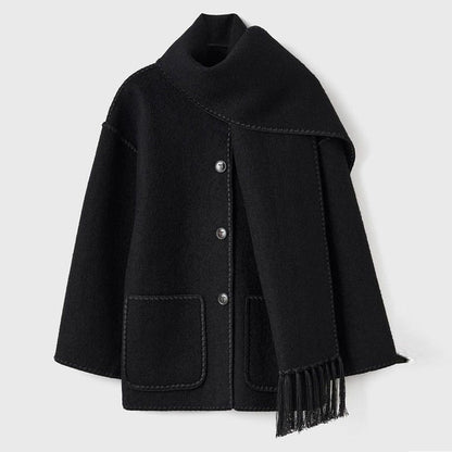 Schwarzer Damenmantel mit Schal, lange Ärmel, Knöpfe, Taschen, Wintermode, elegant.