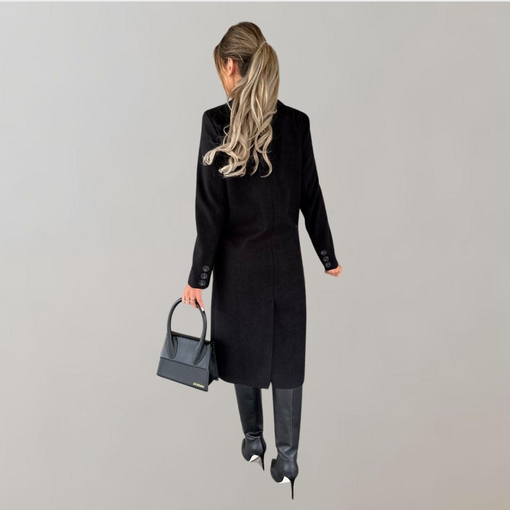 Frau in schwarzem Wintermantel, Lederstiefel, Handtasche, elegantes Damenoutfit.