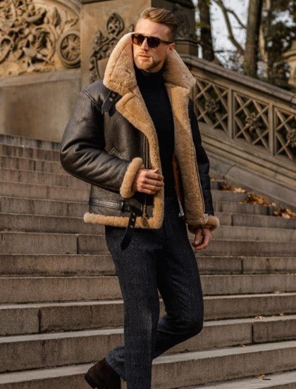 Mann mit Sonnenbrille geht in der Jacke mit hellbraunem Fellfutter eine Steintreppe hinunter 3