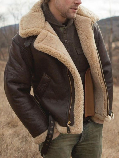 Nahaufnahme einer Jacke im Freien: breiter Fellkragen, goldener Reißverschluss, Gürtelschnalle und aufgesetzte Tasche am 2