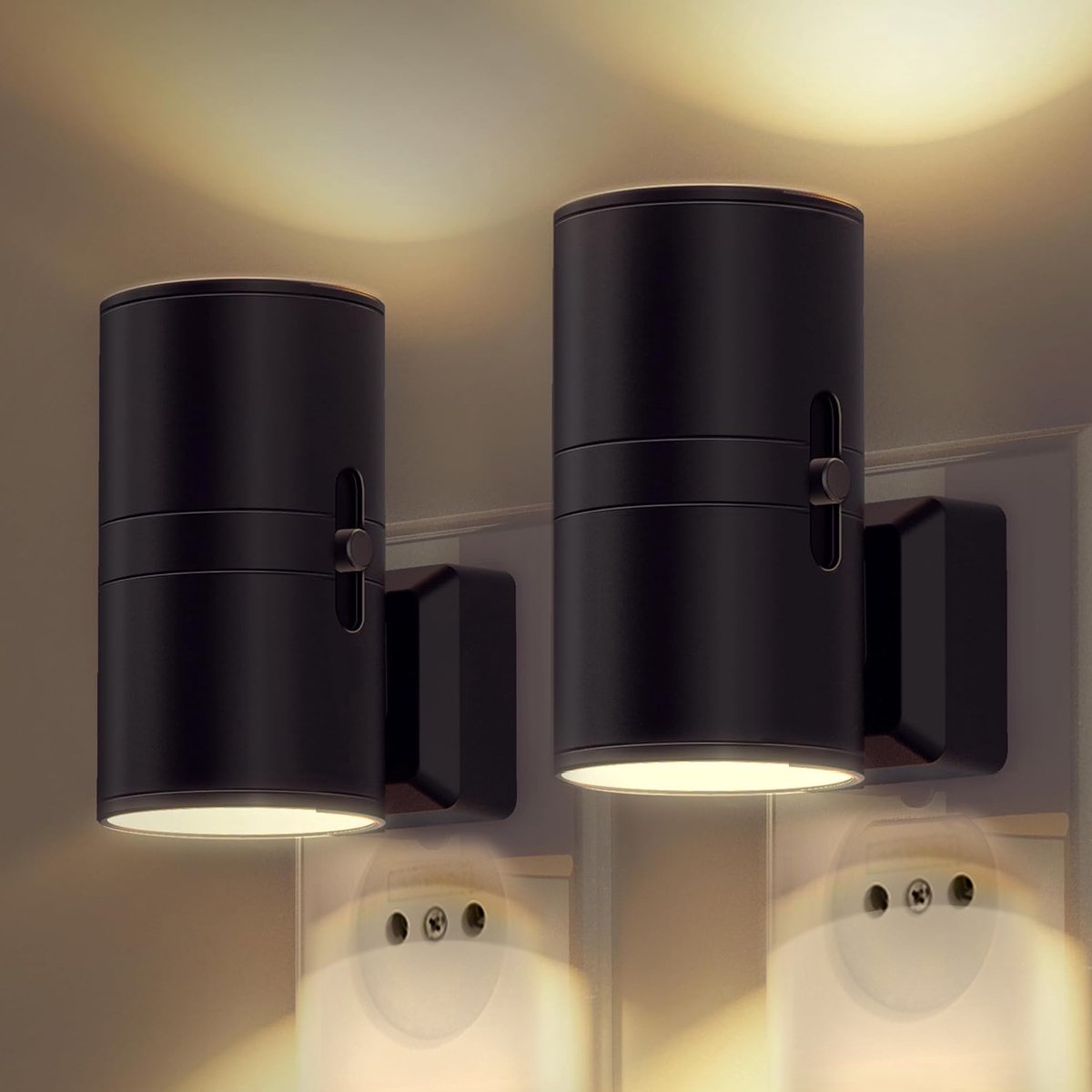 Zwei schwarze Steckdosen-Nachtlampen mit warmem Licht an der Wand