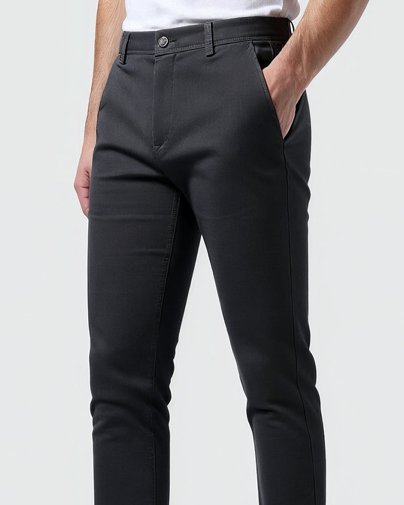 Detailansicht der dunkelgrauen Chino mit Knopf, Bund und Seitentasche.