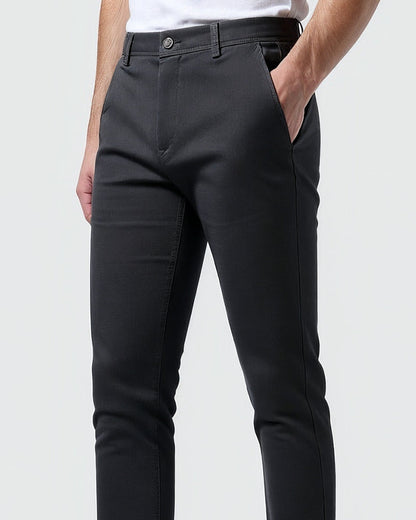 Detailansicht der dunkelgrauen Chino mit Knopf, Bund und Seitentasche.