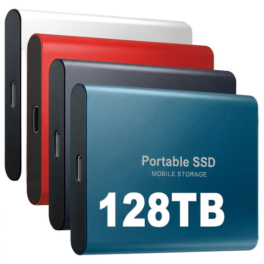 Vier flache Metallgehäuse der tragbaren SSD in Weiß, Rot, Dunkelgrau und Blau hintereinander gestaffelt, mit USB-C-Anschluss an der Seite. 1