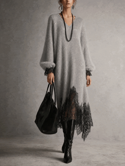 Model im grauen Strickkleid mit Puffärmeln und Spitzensaum, Gesamtansicht von vorn vor grauem Hintergrund 2