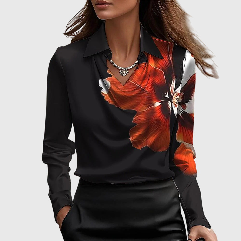 Damen schwarze Bluse mit großem rotorangem Blumendruck auf der rechten Seite, Kragen und Wasserfallausschnitt.