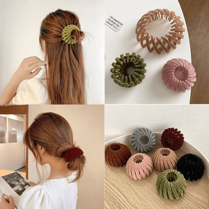 Collage mit Haarklammern im Haar zweier Frauen und mehreren samtigen Klammern in Grün, Rosa, Rot, Braun, Grau und Schwarz.
