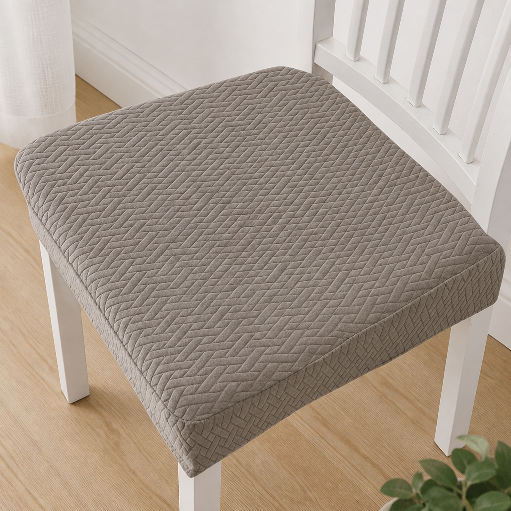 Wasserdichte elastische gewebte Stuhlbezüge in Taupe auf einem weißen Stuhl, Draufsicht