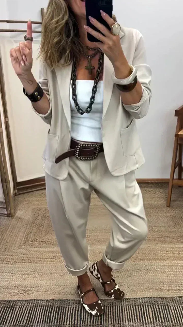 Anzug-Set mit Reverskragen in Hellbeige mit passender Hose, aufgesetzten Taschen und Gürtel, detail.