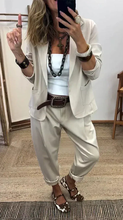 Anzug-Set mit Reverskragen in Hellbeige mit passender Hose, aufgesetzten Taschen und Gürtel, detail.