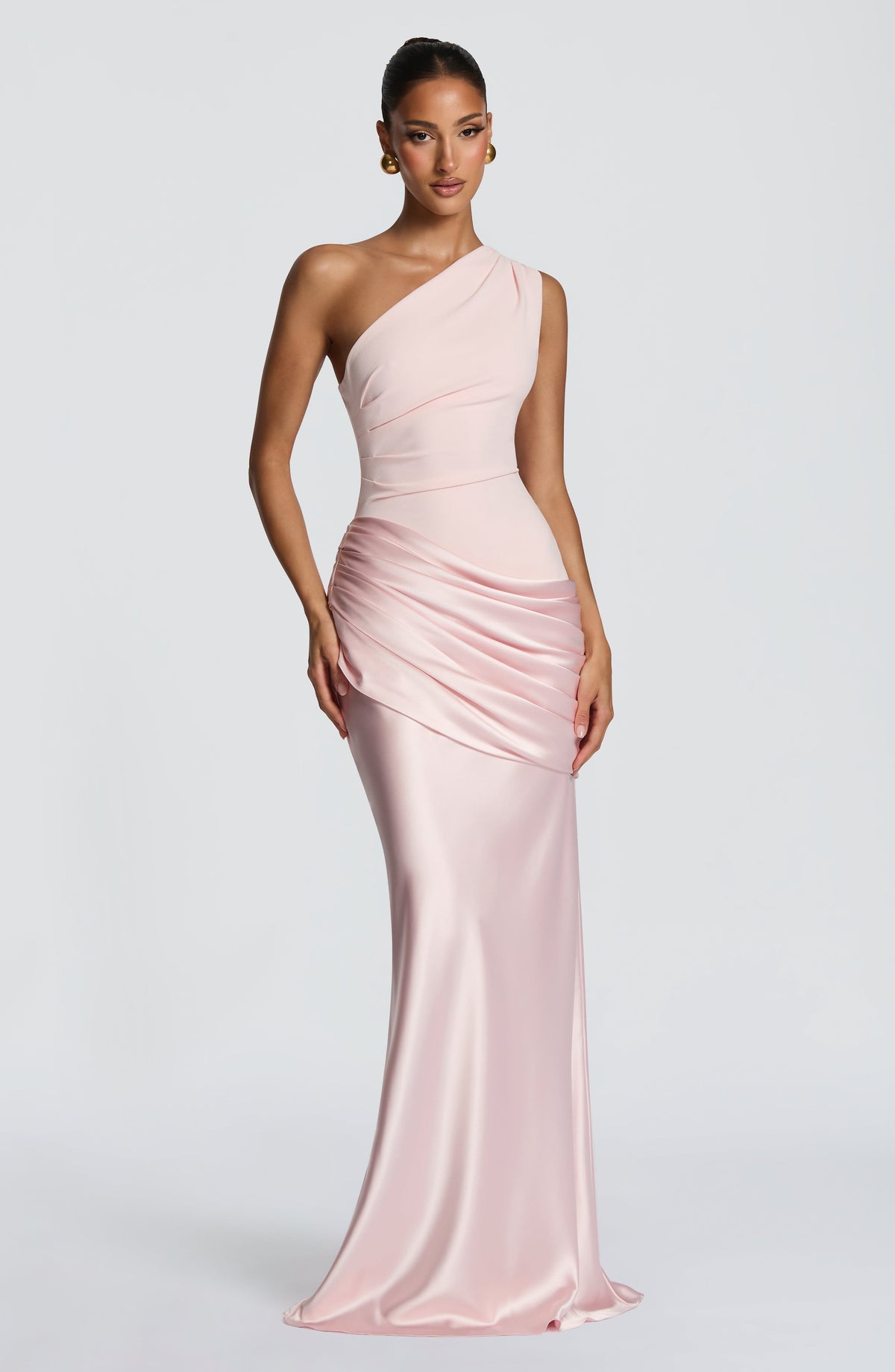 Rosa One-Shoulder-Maxikleid aus Satin in Dreiviertelansicht mit seitlicher Raffung.