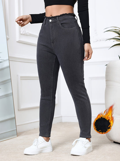 Frau in schwarzer High-Waist-Jeans und weißem Sneaker, modisch, bequem, Alltagskleidung.