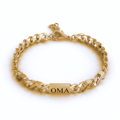 Goldfarbenes Gliederarmband mit graviertem Mittelteil und vier gravierten Namensgliedern