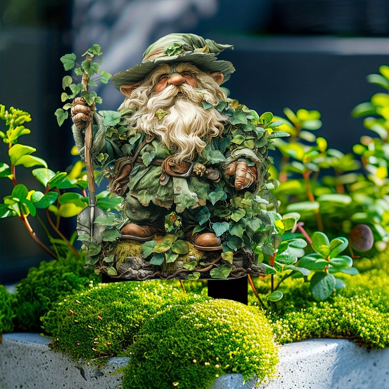 Acrylic Gartenstecker mit Gartenwichtel, Spaten und Efeublättern auf einer Moosfläche