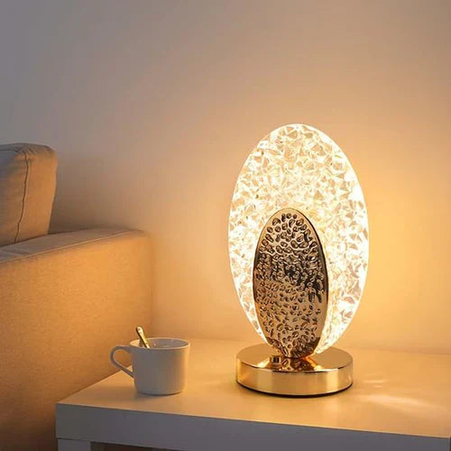 Moderne Tischlampe aus Kristall, goldener Sockel, warmweißes Licht, Wohnzimmerdekoration.