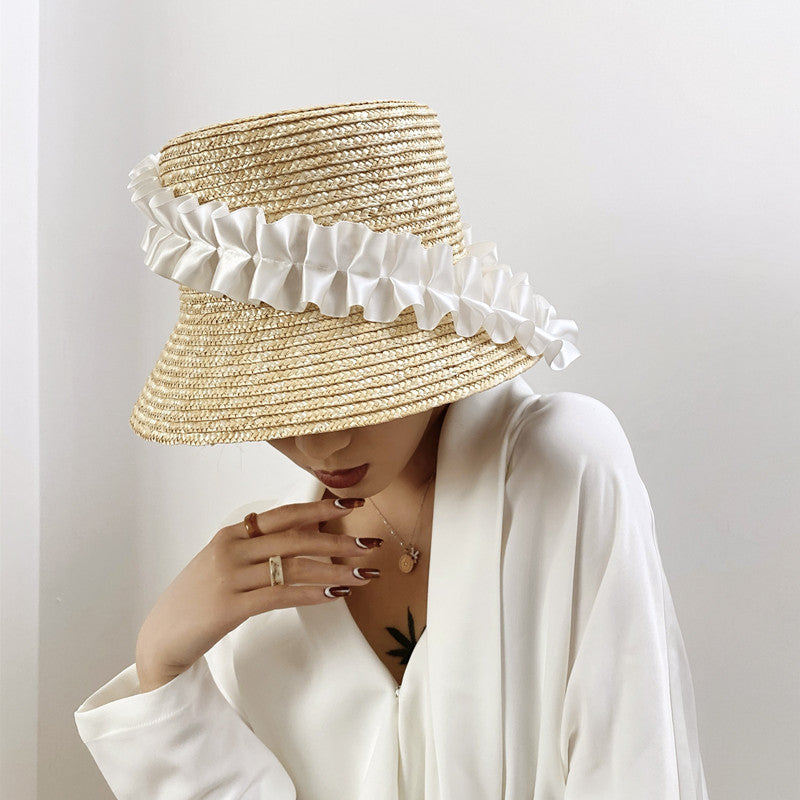 Geflochtener Sommerhut mit Falten und Streifen – BreezyStripes