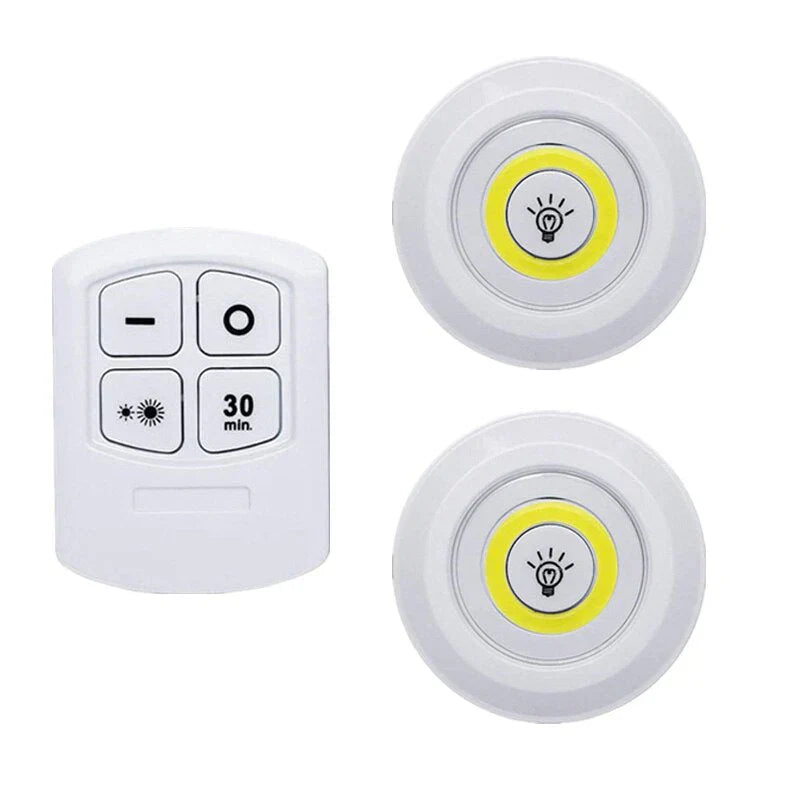 Zwei runde LED-Unterbauleuchten mit Fernbedienung, weiß, batteriebetrieben, energiesparend.