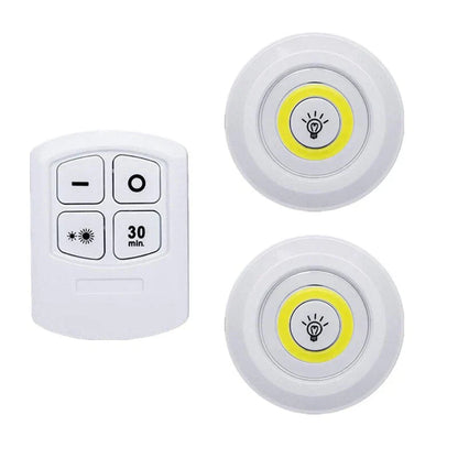 Zwei runde LED-Unterbauleuchten mit Fernbedienung, weiß, batteriebetrieben, energiesparend.