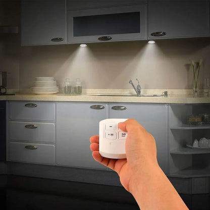Hand hält weißen LED-Dimmer in moderner Küche, energiesparende Beleuchtungslösung.