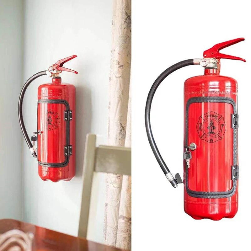 Roter Feuerlöscher an Wand montiert, Sicherheitsausrüstung, Brandschutz, Metall, Schlauch, Griff.