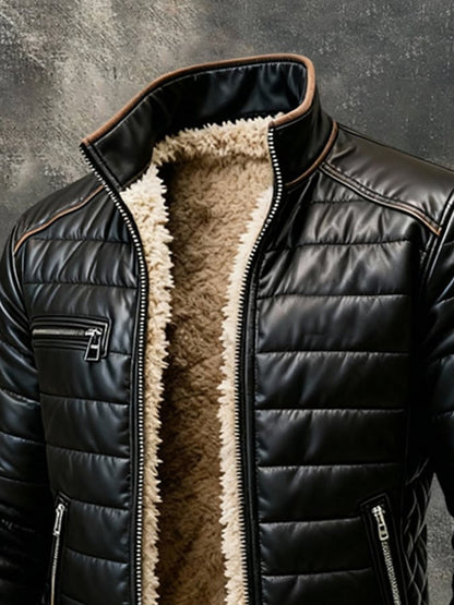 Oberkörper-Ausschnitt der Jacke mit offenem Kragen, Brusttasche mit Reißverschluss und sichtbarem Fleecefutter 5