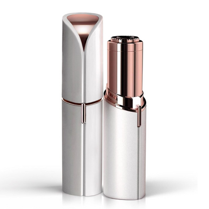 Gesichtshaarentferner in Perlweiß, links mit Kappe, rechts offen mit roségoldenem Scherkopf.