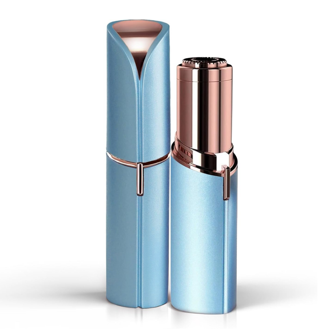 Gesichtshaarentferner in hellem Blau, links mit Kappe, rechts offen mit roségoldenem Scherkopf.