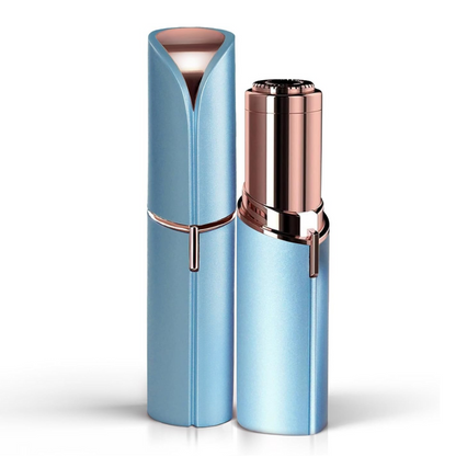 Gesichtshaarentferner in hellem Blau, links mit Kappe, rechts offen mit roségoldenem Scherkopf.