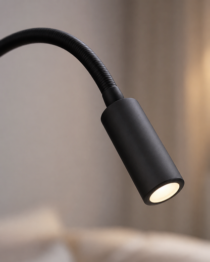 Nahaufnahme der schwarzen Schwanenhals-Wandlampe mit eingeschaltetem warmweißem Licht